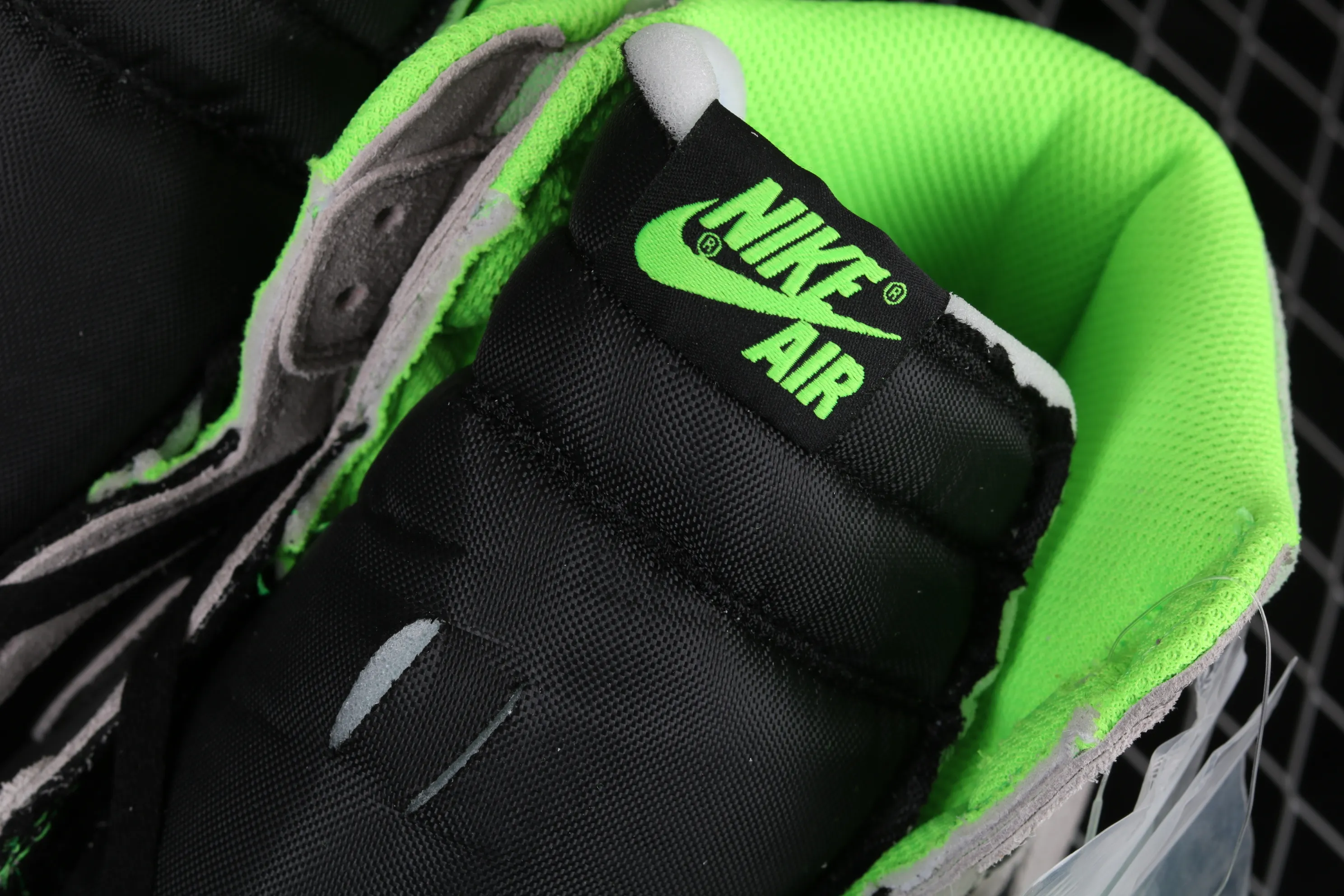 All Categories Air Jordan Jordan Series Basketball Shoes Air Jordan 1 High Air Jordan 1 Retro OG "Neutral Green" AJ1 SP19 Limited Joe 1 Versatile Cultural Basketball Shoes "Gray Black Fluorescent Green Luminous" 555088-070